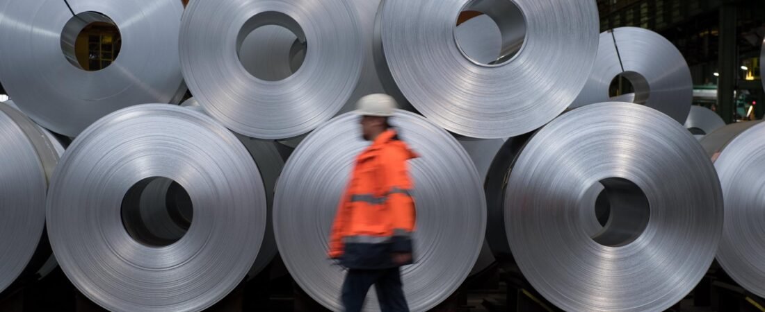 Trump planea reducir algunos aranceles sobre acero y aluminio, según el Financial Times